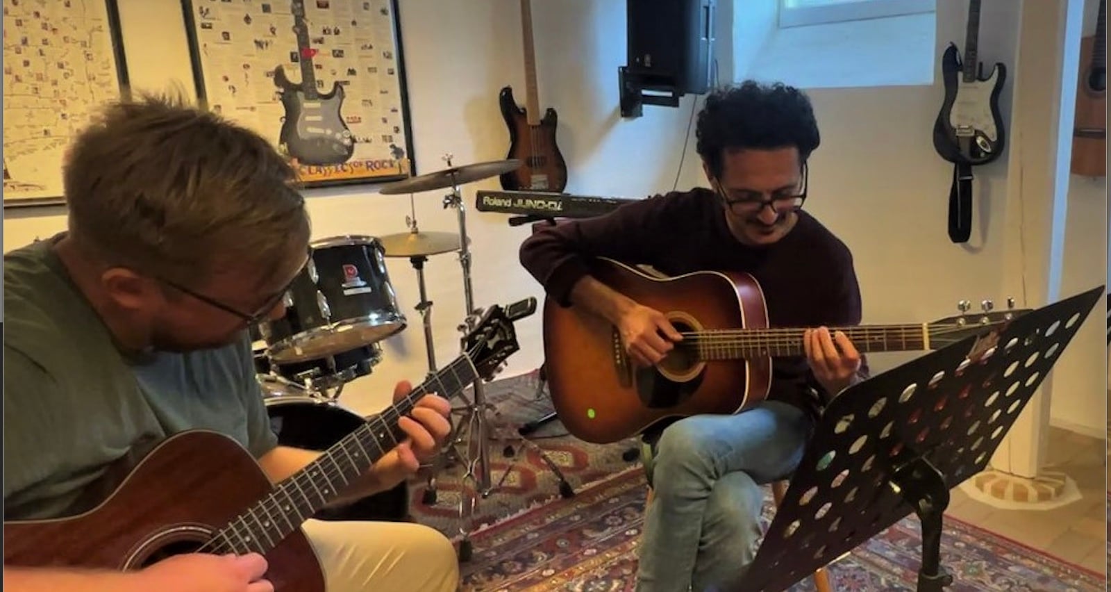 Domenico underviser i guitar og sangskrivning. Domenico underviser i guitar og sangskrivning.